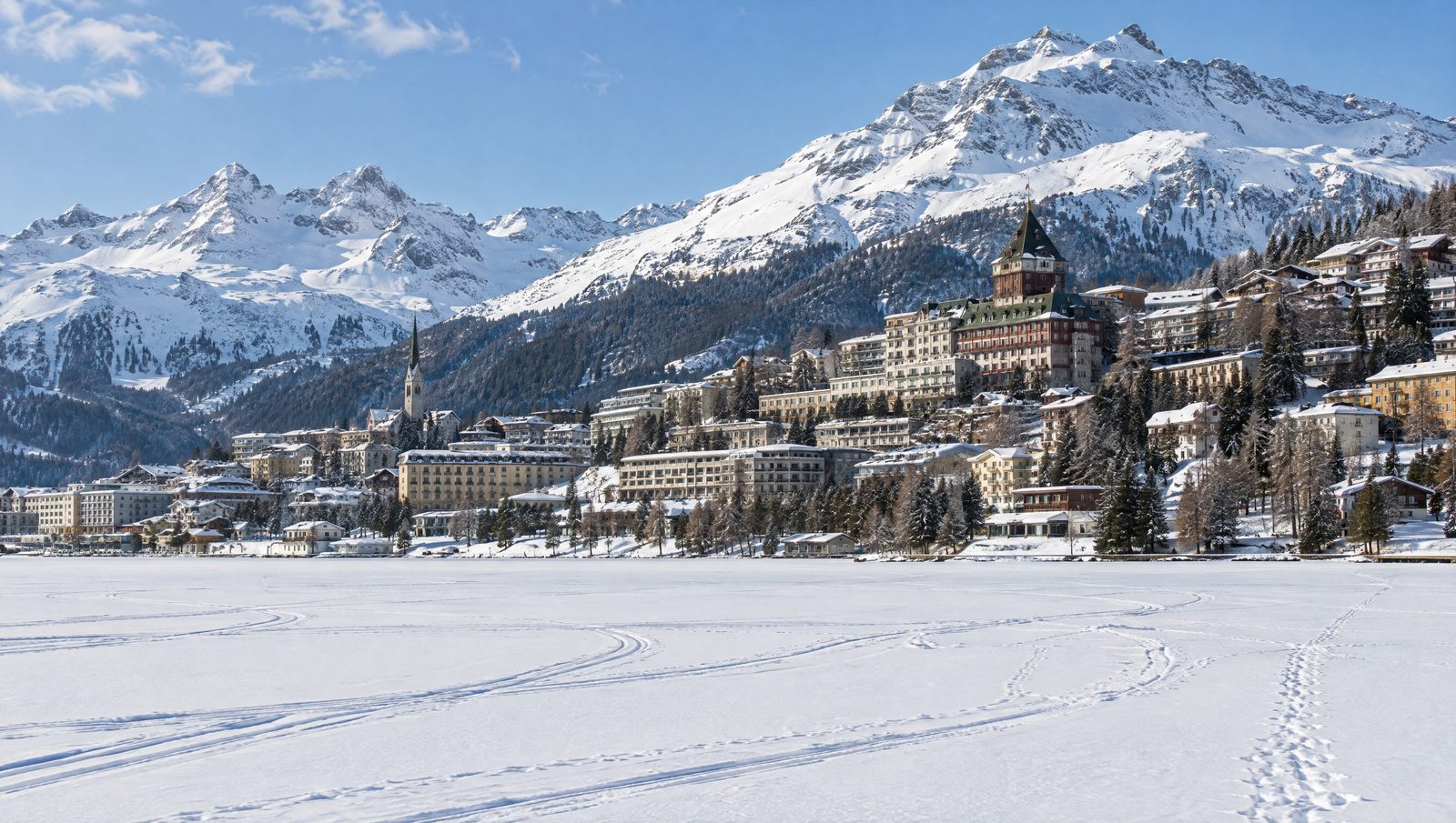 St. Moritz im Winter, über den zugefrorenen See hinweg gesehen